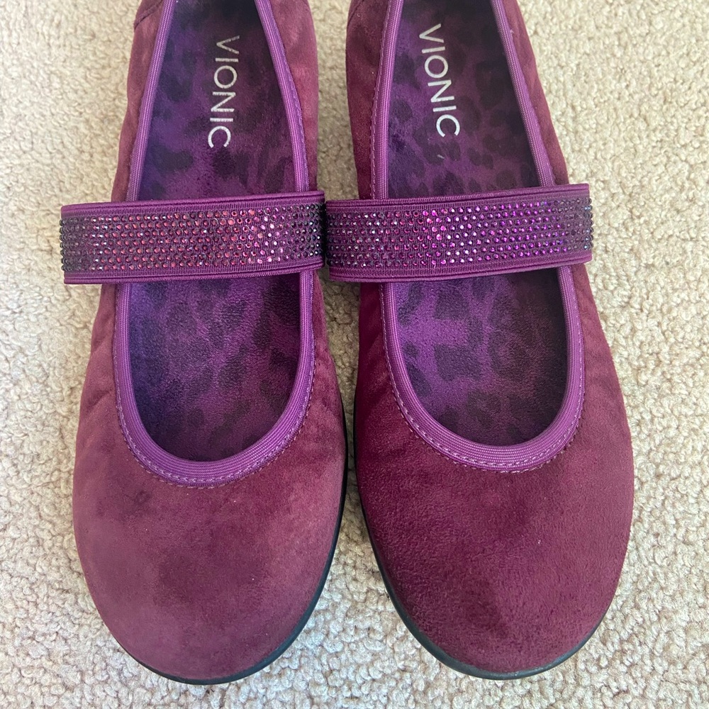 Vionic Plum colored suede flats